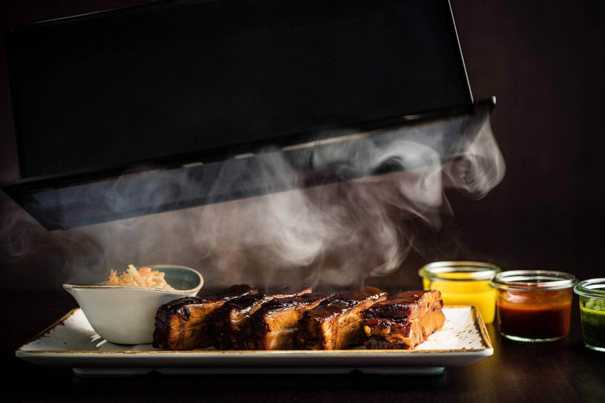 Le Méridien Frankfurt Francoforte sul Meno Esterno foto A steak being served